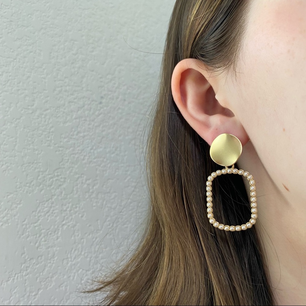 💙 Golden Pearls Square Drop Earrings - Picture 3 of 8